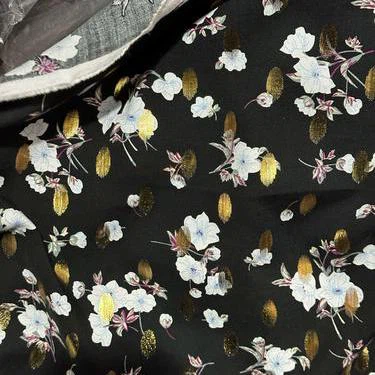 Como o tecido prensado se comporta sob a luz solar?